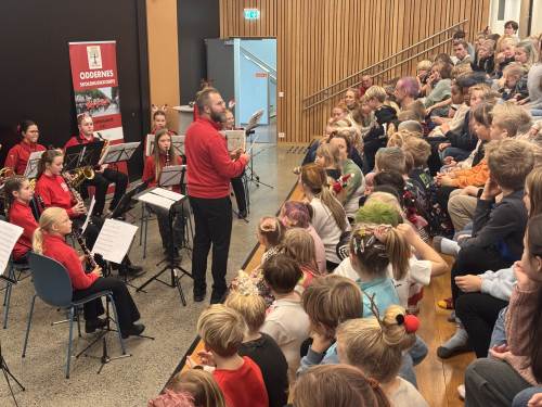 Besøk av korpset som holdt konsert